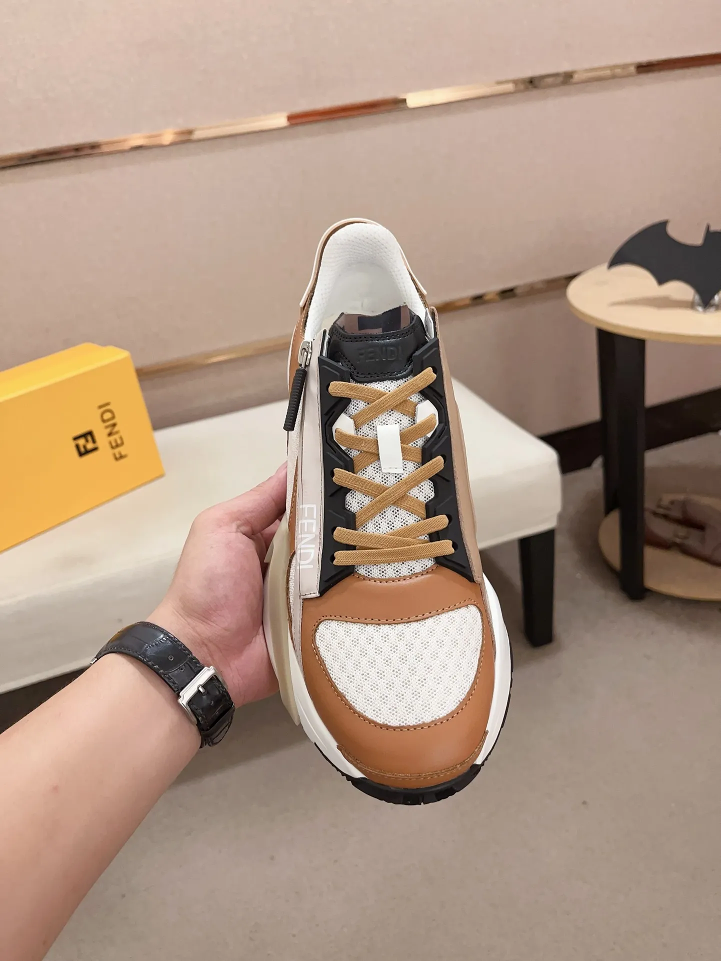 Men's shoes💰: 540💰(Higher version) [Fendi] Fendi's latest casual shoes for men! Available at counters simultaneously! A one-to-one replica of the original. Made entirely of imported top-grain calfskin, the interior is made of top-grain water-dyed cowhide, and the original factory-supplied rubber outsole. Leading new fashion concepts. Matching code: 38-44. 45 can be customized and non-returnable!